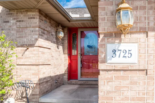 $289,900 | 3725 West Eagle Point Drive, Peoria, IL 61615