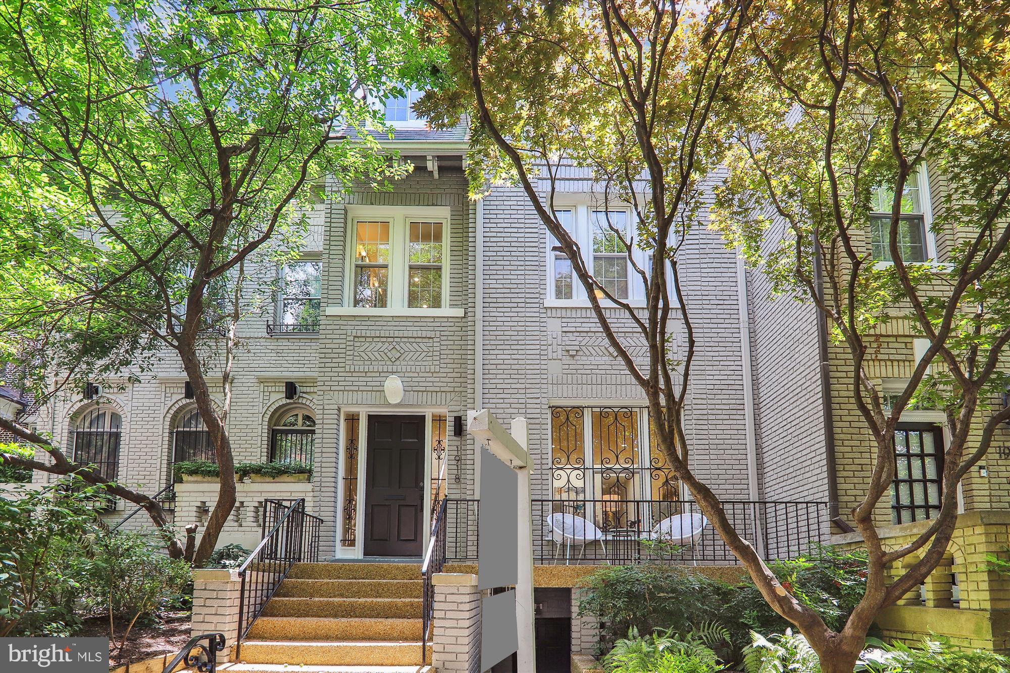 Beautiful front elevation, 1/2 block to park