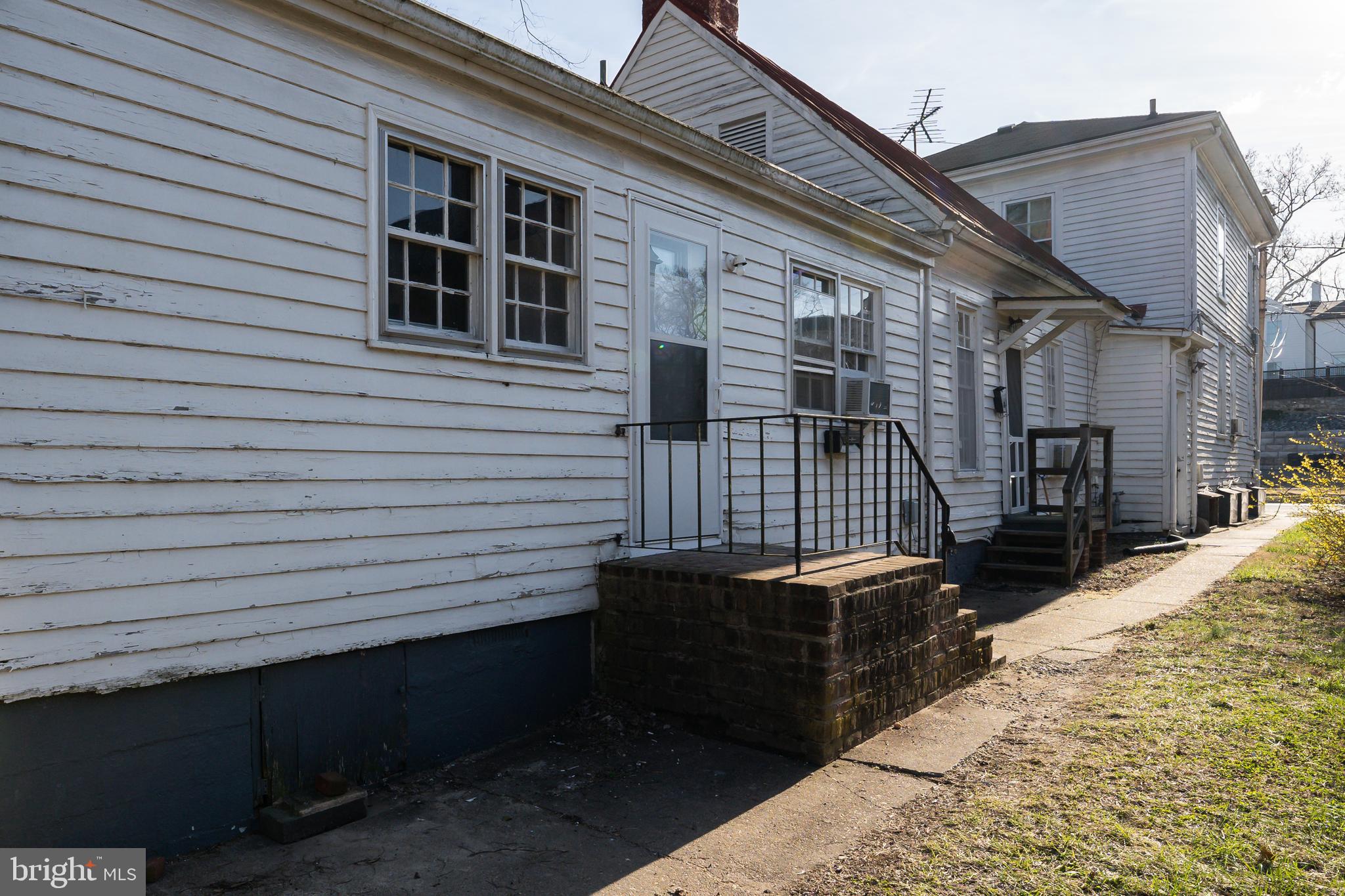 1117 Caroline Street, Unit E Fredericksburg, VA 22401 - Photo 16 of 17 a view of a roof deck with a barbeque
