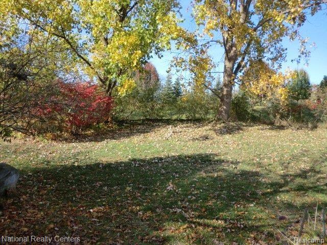 1962 Kilburn Road West Rochester, MI 48306 - Photo 3 of 17 Private back yard.JPG