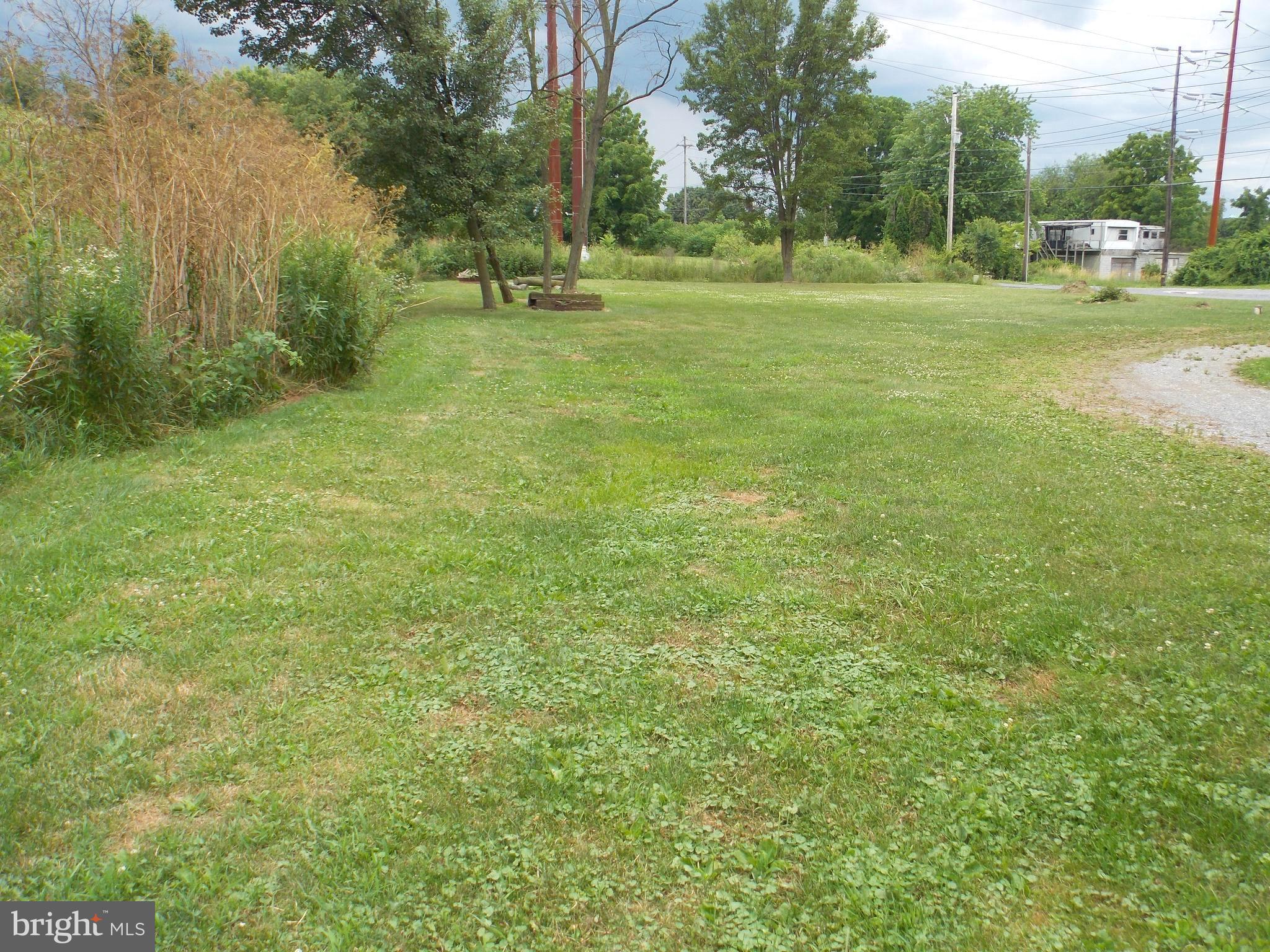 1046 Old Elizabethtown Road Elizabethtown, PA 17022 - Photo 6 of 28 front and side yard