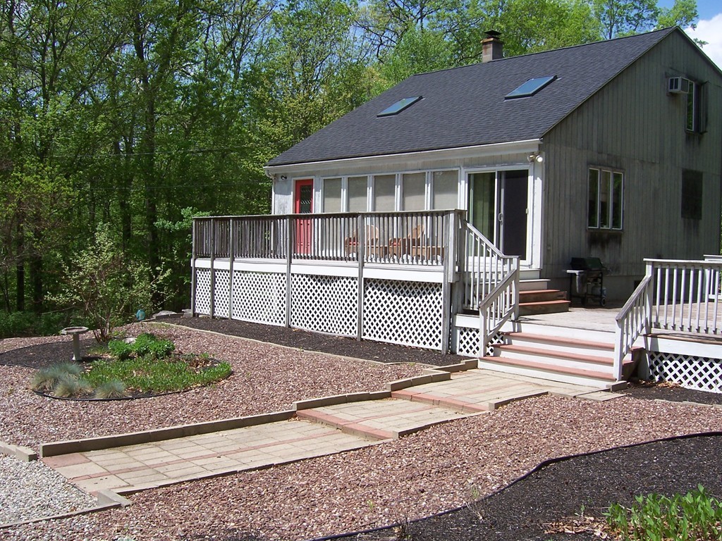 111 Douglas Road Webster, MA 01570 - Photo 4 of 25