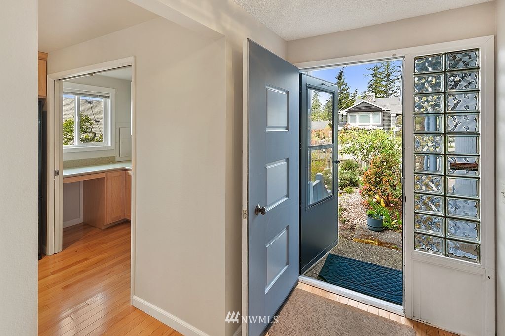 824 Bell Street Edmonds, WA 98020 - Photo 4 of 32 Gallery Image 4