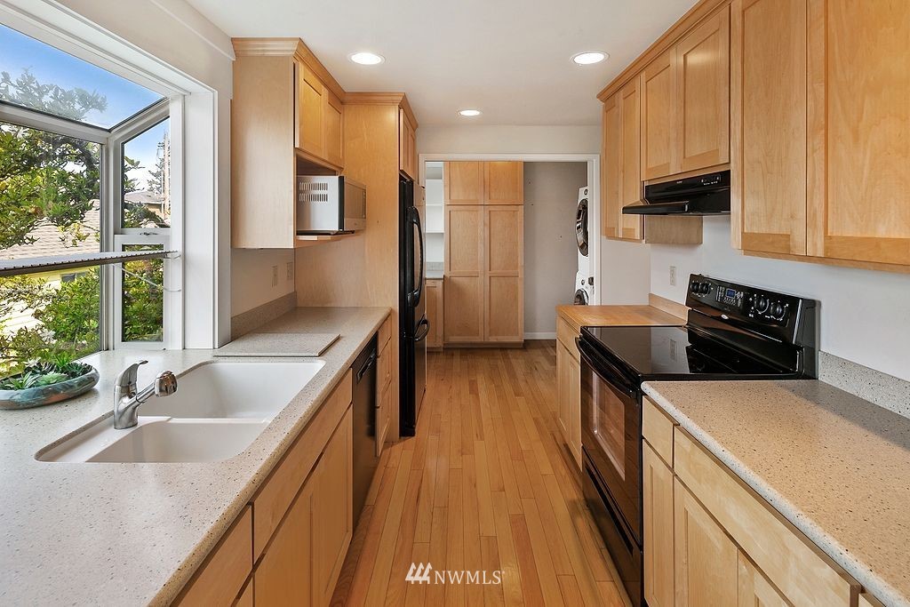 824 Bell Street Edmonds, WA 98020 - Photo 10 of 32 Gallery Image 10
