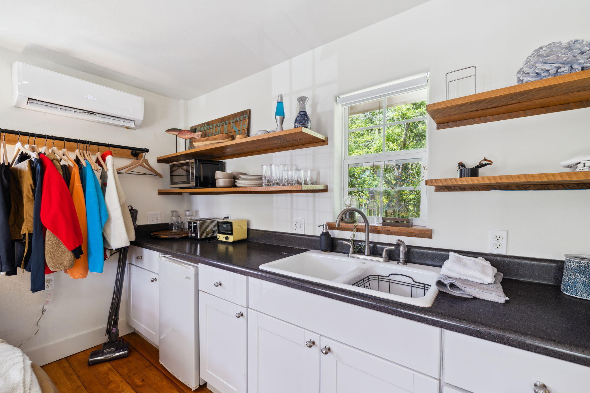 233 Shady Lane Freeport, FL 32439 - Photo 8 of 10 a kitchen with a sink and a stove