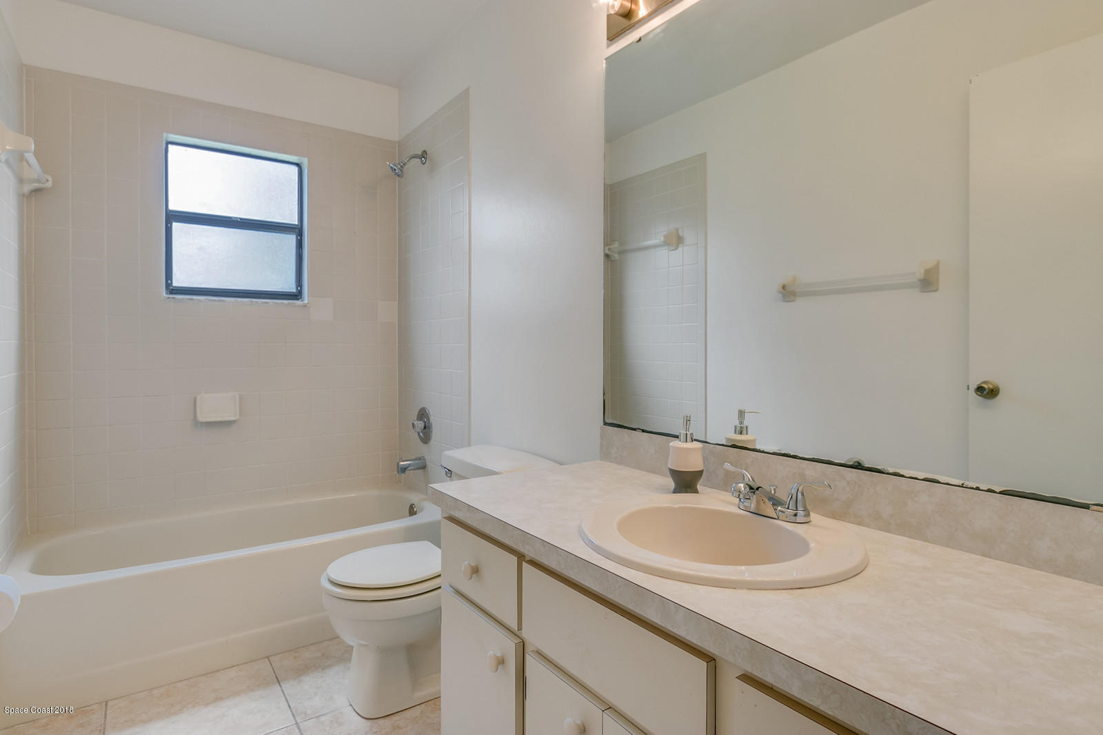 215 Rheine Road Northwest Palm Bay, FL 32907 - Photo 15 of 20 Guest Bath