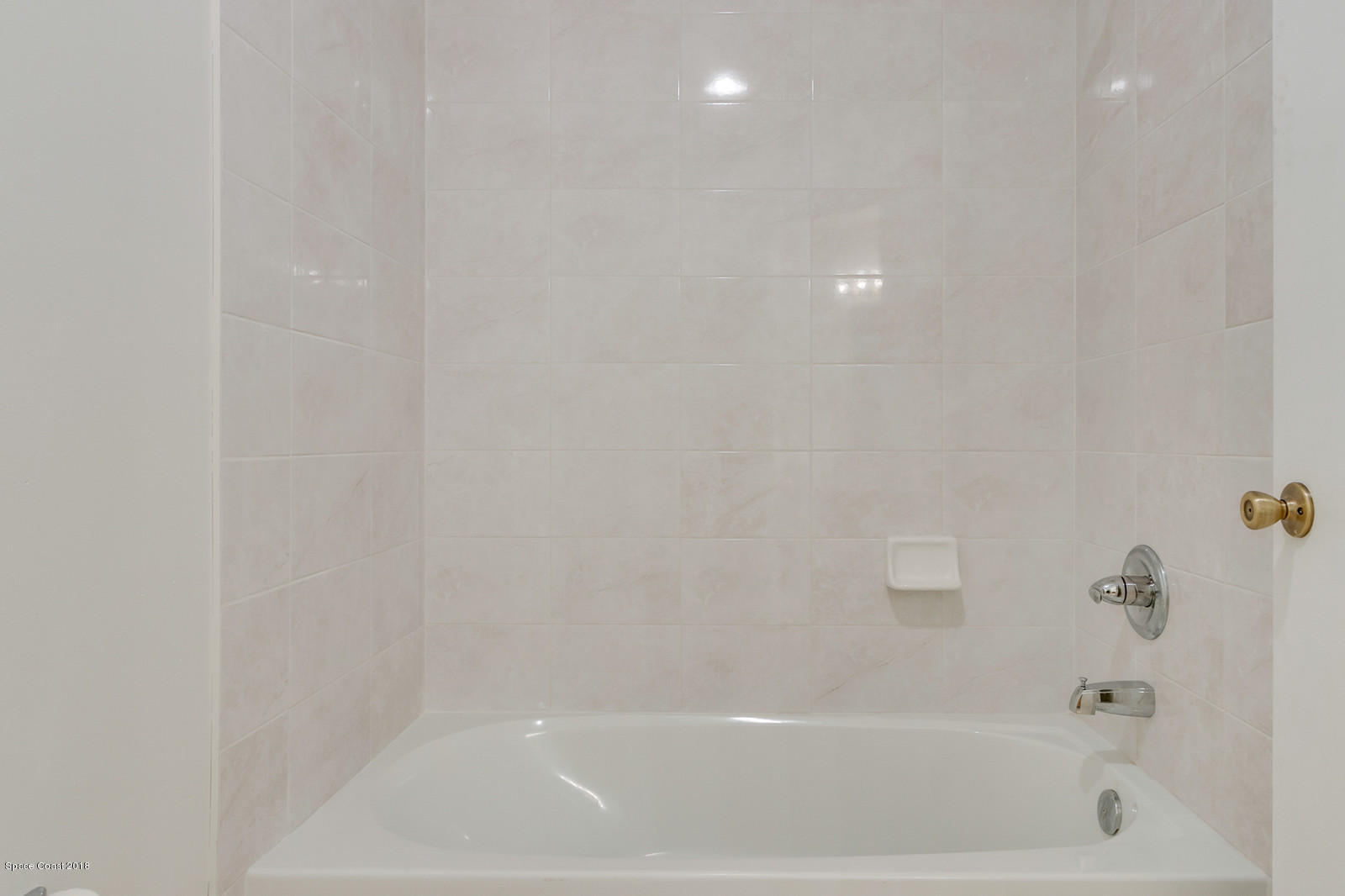 215 Rheine Road Northwest Palm Bay, FL 32907 - Photo 16 of 20 Guest Bath Tub/Shower Combo