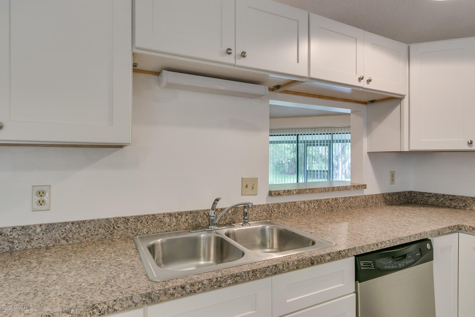 215 Rheine Road Northwest Palm Bay, FL 32907 - Photo 10 of 20 Kitchen w/ Pass-Through to Dining Area