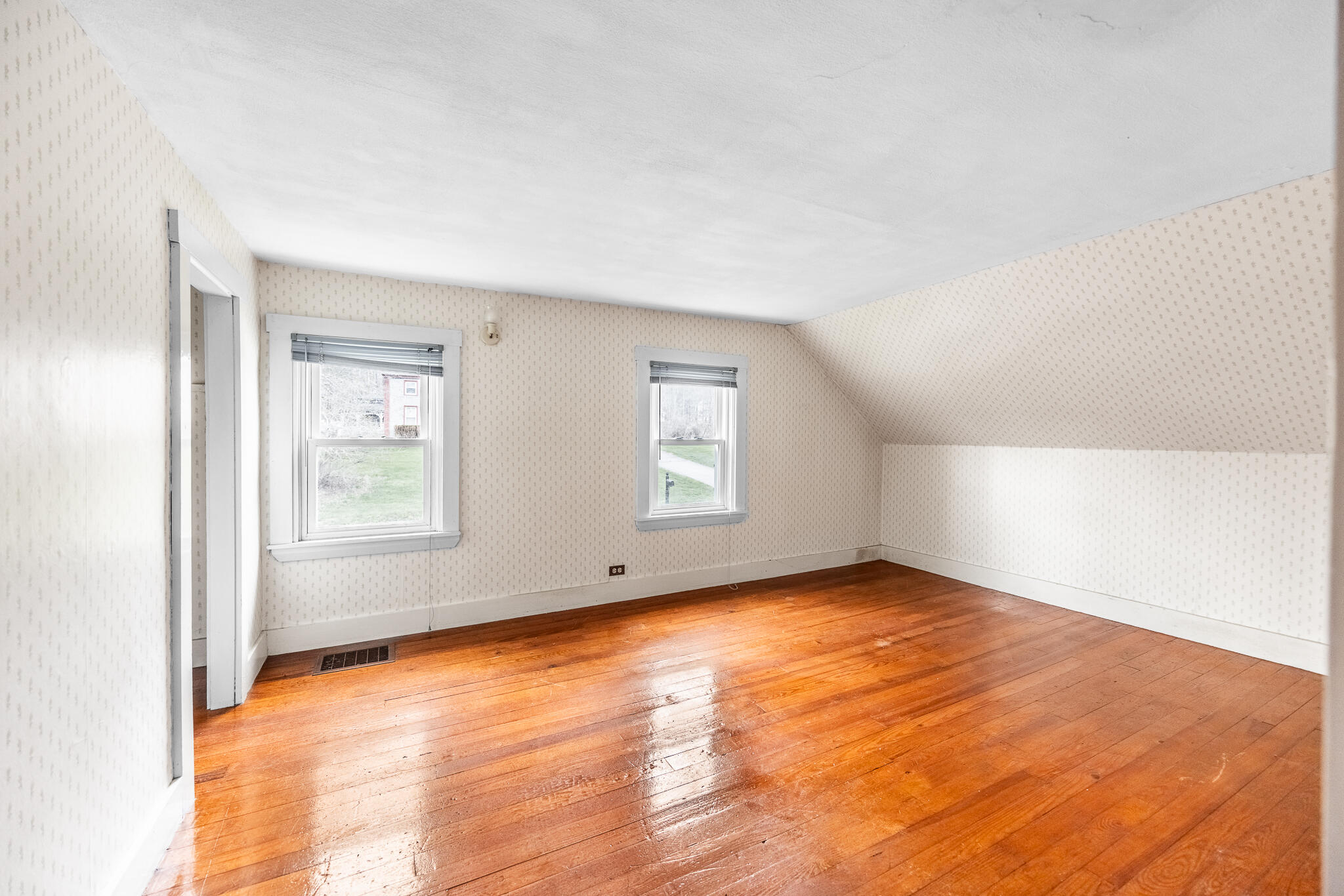 2546 U.S. Rte 2 Hermon, ME 04401 - Photo 18 of 30 Upstairs Room 1