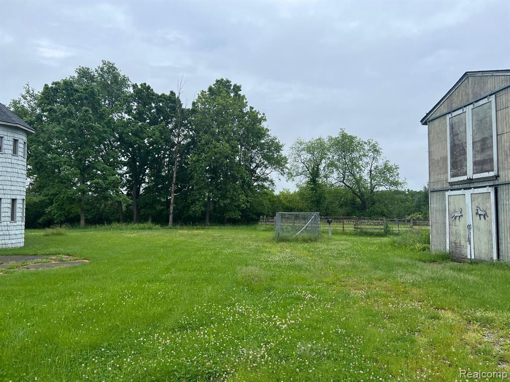 2651 Fenton Road Hartland, MI 48353 - Photo 9 of 23