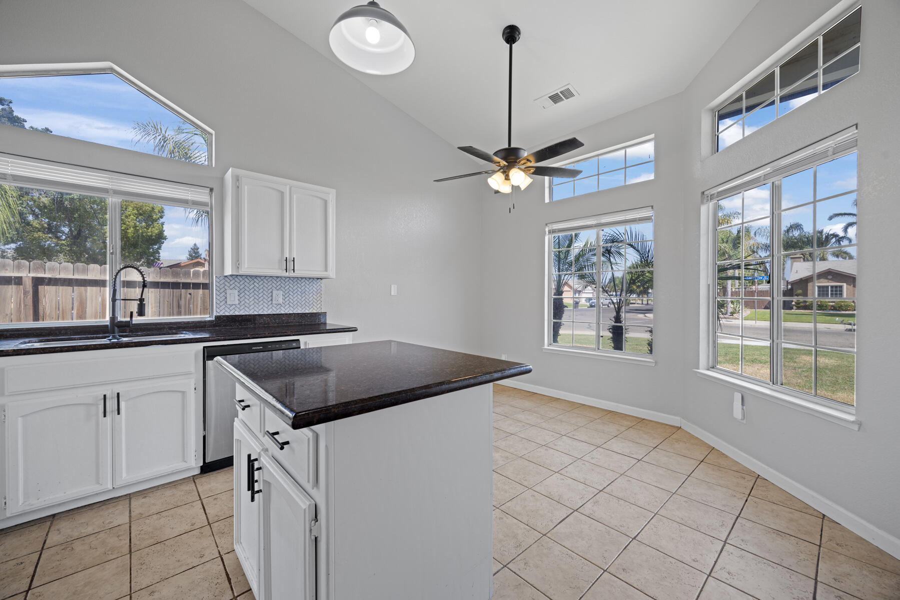 2157 Country View Avenue Tulare, CA 93274 - Photo 9 of 22 14 - Kitchen