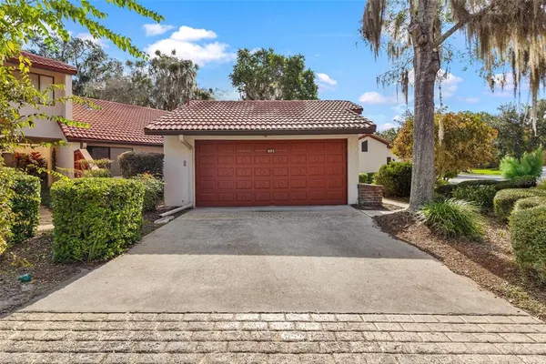 $295,000 | 401 Clusterwood Drive, Yalaha, FL 34797