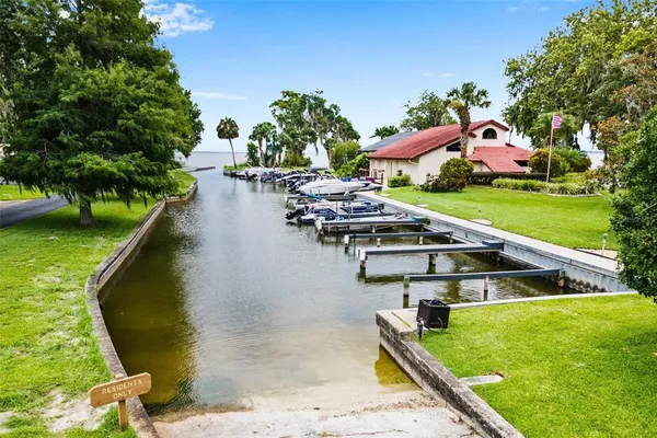 $295,000 | 401 Clusterwood Drive, Yalaha, FL 34797