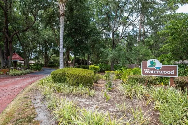 $295,000 | 401 Clusterwood Drive, Yalaha, FL 34797