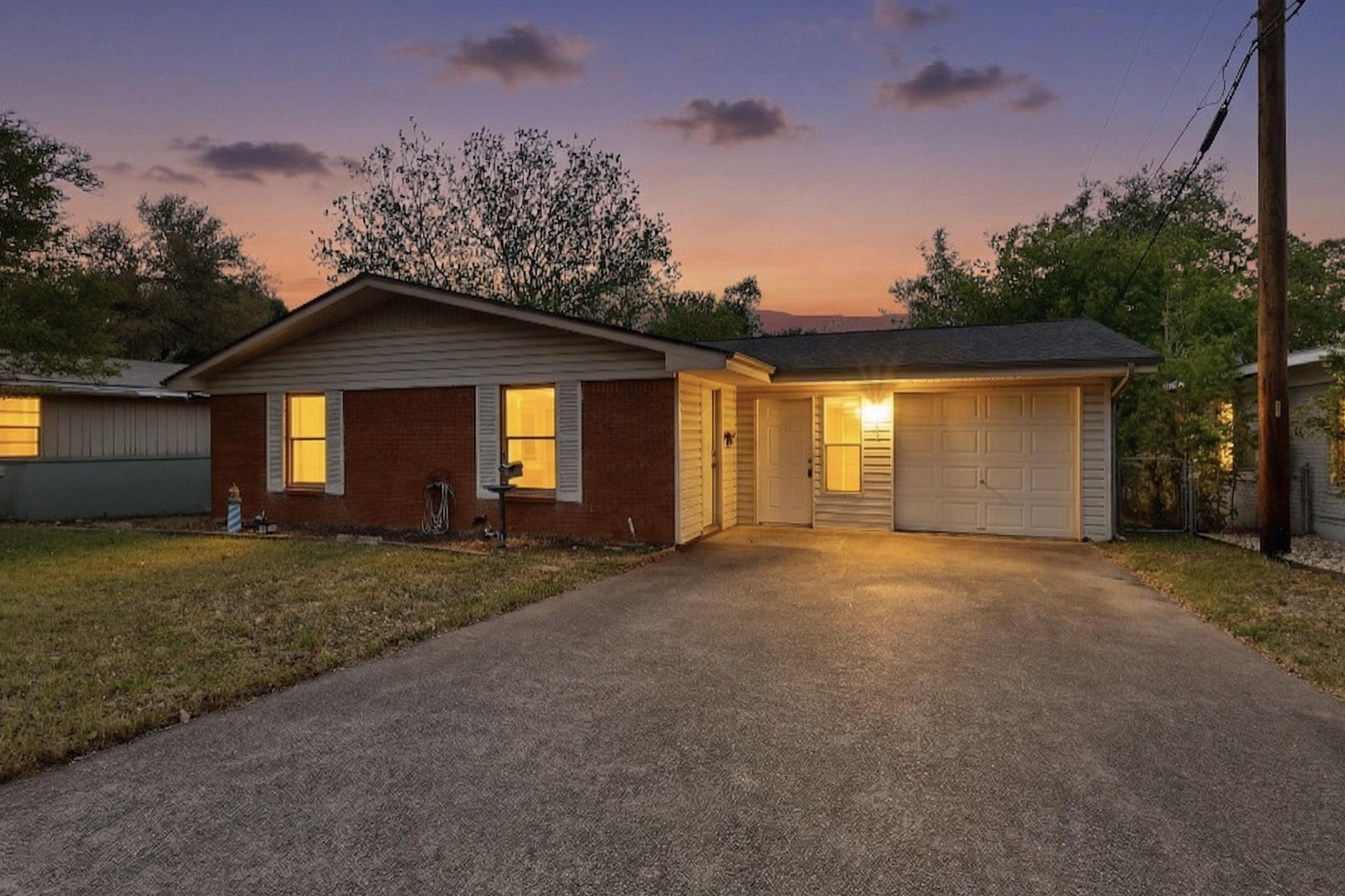 a view of a house with backyard and garden
