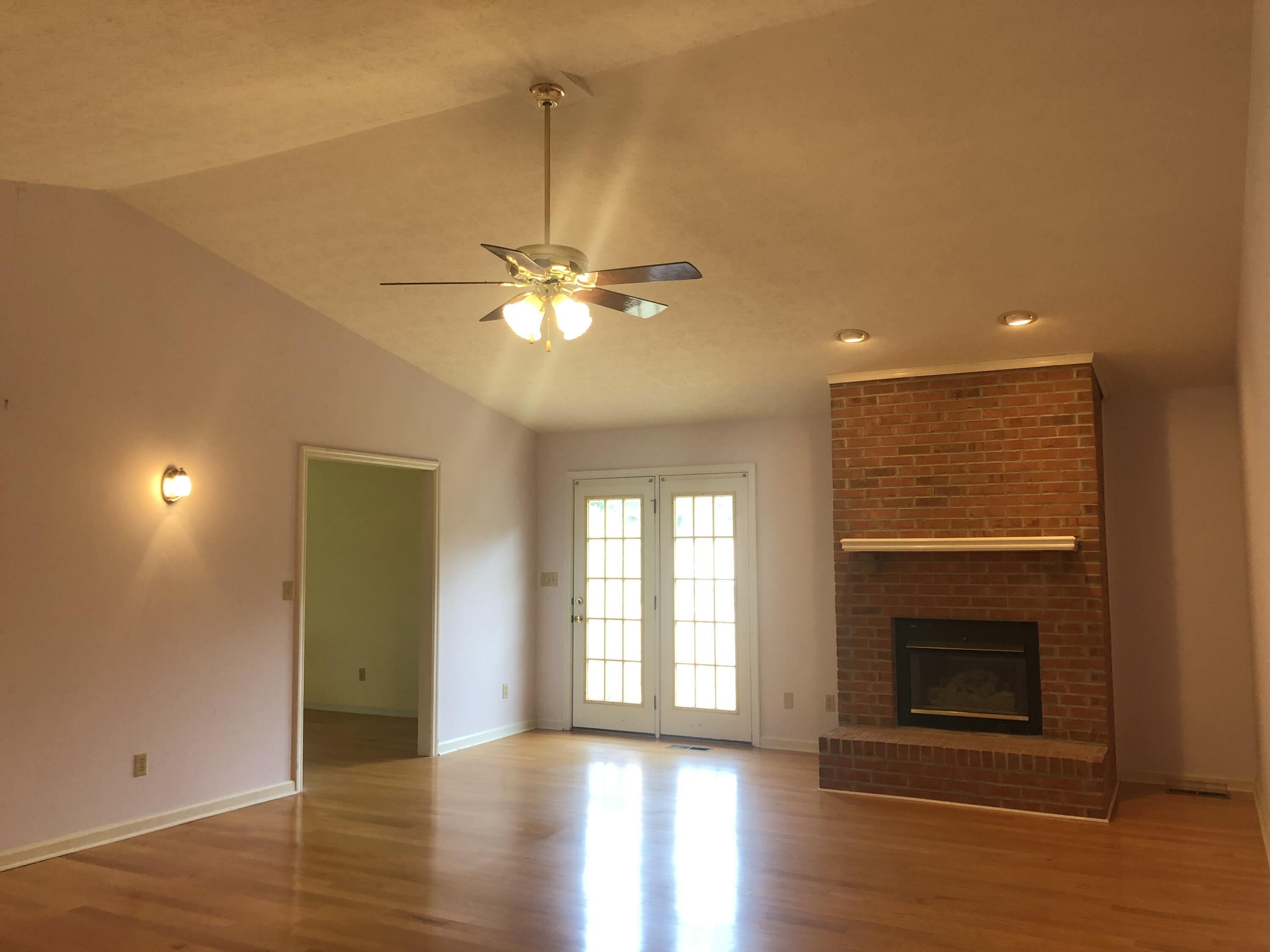 118 Capital Circle Oak Ridge, TN 37830 - Photo 2 of 16 Family Room