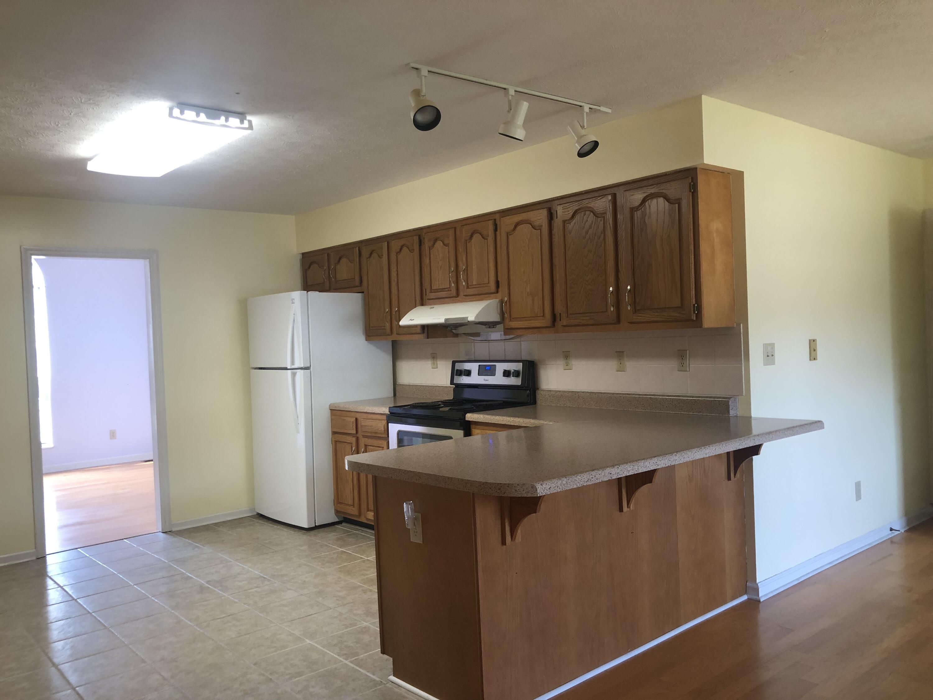 118 Capital Circle Oak Ridge, TN 37830 - Photo 4 of 16 Breakfast area toward kitchen