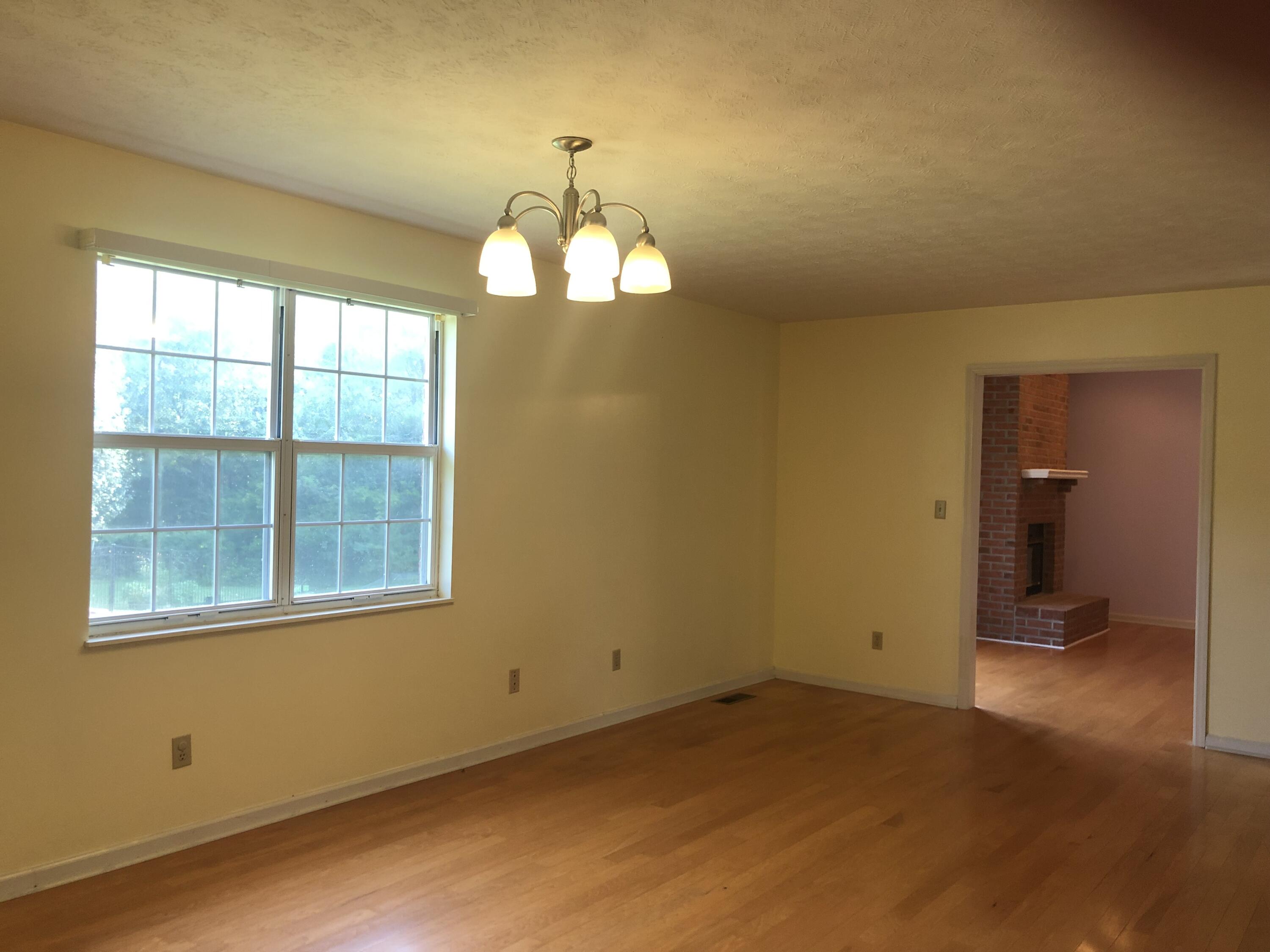 118 Capital Circle Oak Ridge, TN 37830 - Photo 5 of 16 Breakfast area
