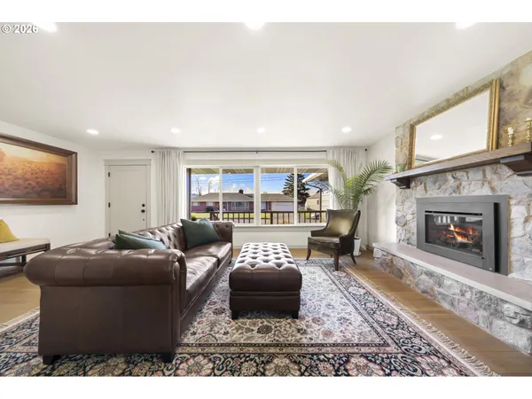 $900,000 | 969 B Street, Washougal, WA 98671