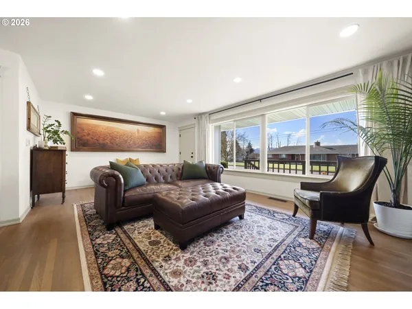 $900,000 | 969 B Street, Washougal, WA 98671