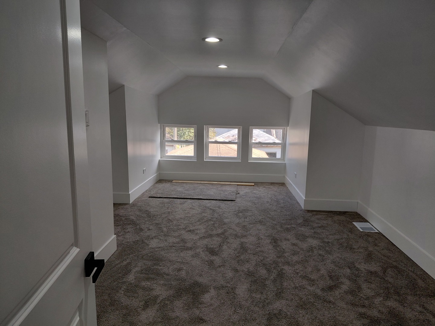 6441 South Campbell Avenue Chicago, IL 60629 - Photo 15 of 24 an empty room with windows