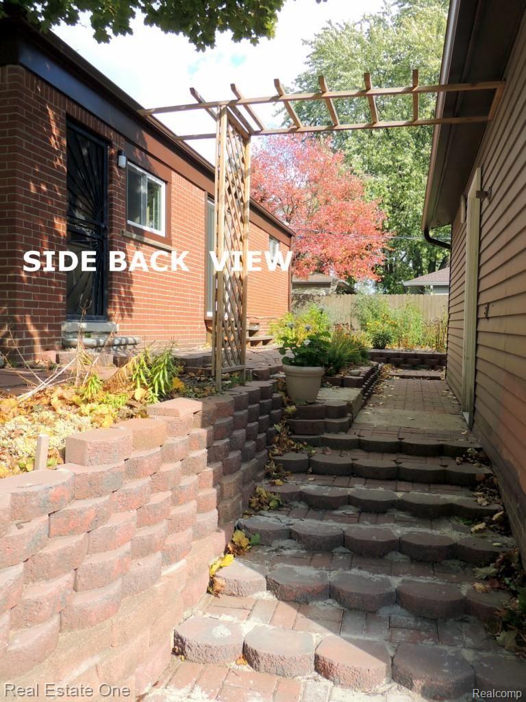 387 West Tienken Road Rochester, MI 48306 - Photo 23 of 23 DSCN3172--SIDE BACK VIEW.jpg