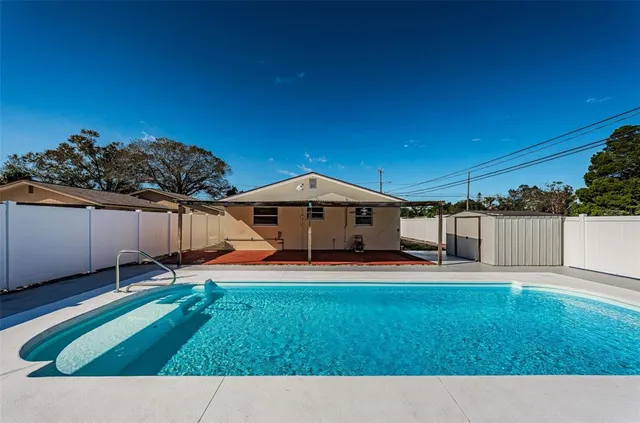 a view of a backyard