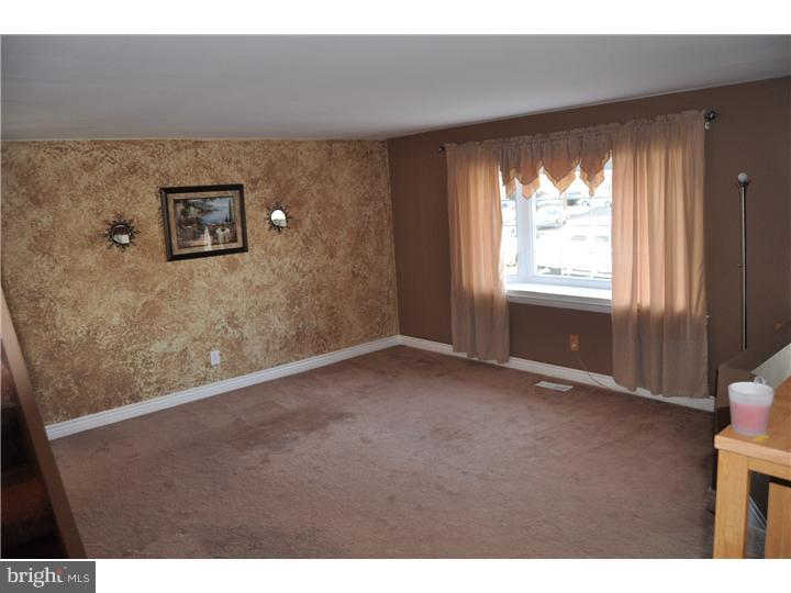 3329 Atmore Road Philadelphia, PA 19154 - Photo 13 of 24 Living Room
