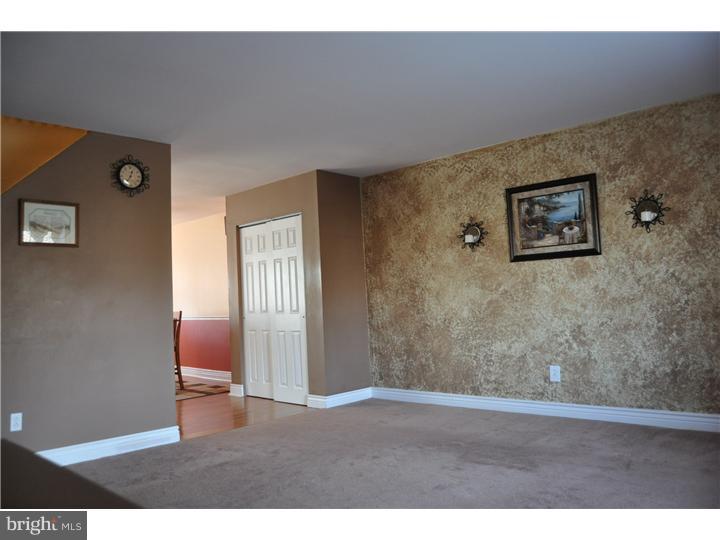 3329 Atmore Road Philadelphia, PA 19154 - Photo 14 of 24 Living Room