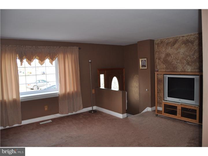 3329 Atmore Road Philadelphia, PA 19154 - Photo 3 of 24 Living Room
