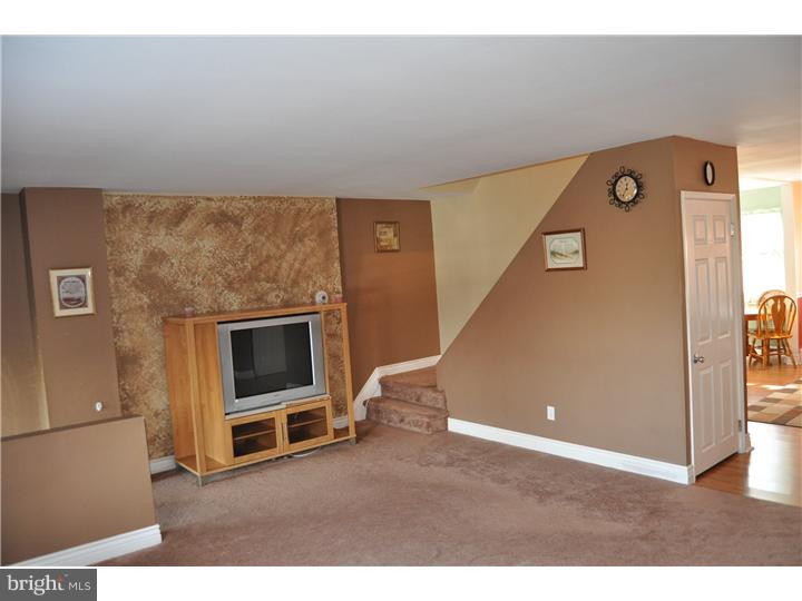 3329 Atmore Road Philadelphia, PA 19154 - Photo 4 of 24 Living Room