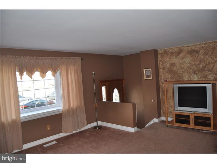 3329 Atmore Road Philadelphia, PA 19154 - Photo 5 of 24 Living Room