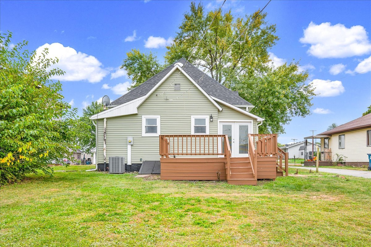 222 West Chestnut Street Hoopeston, IL 60942 - Photo 23 of 28 a view of a house with a yard