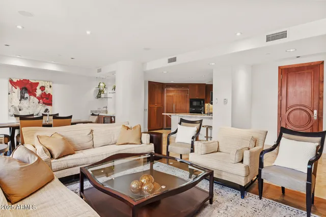 $5,995 | 2402 East Esplanade Lane, Unit 204, Phoenix, AZ 85016