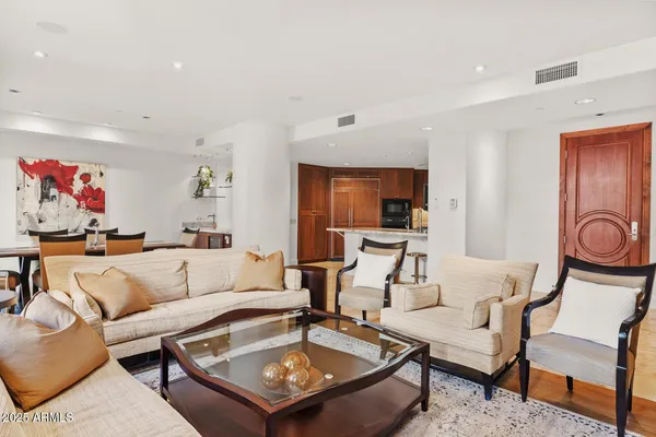 $5,995 | 2402 East Esplanade Lane, Unit 204, Phoenix, AZ 85016