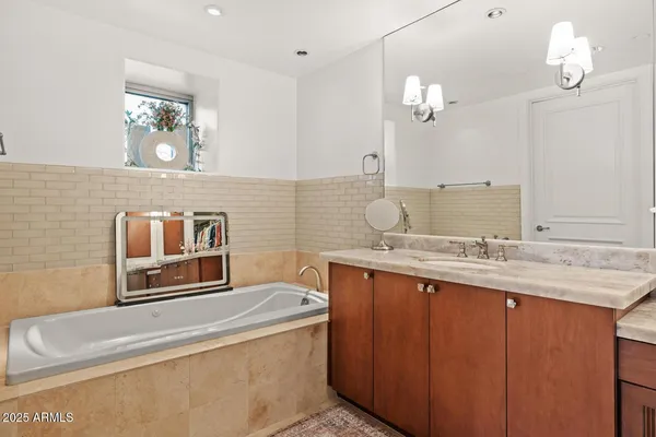 $5,995 | 2402 East Esplanade Lane, Unit 204, Phoenix, AZ 85016