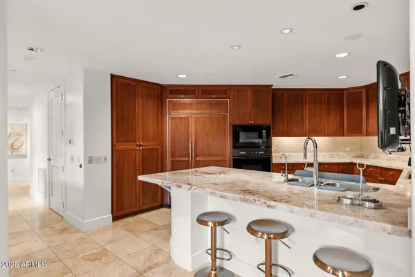 $5,995 | 2402 East Esplanade Lane, Unit 204, Phoenix, AZ 85016