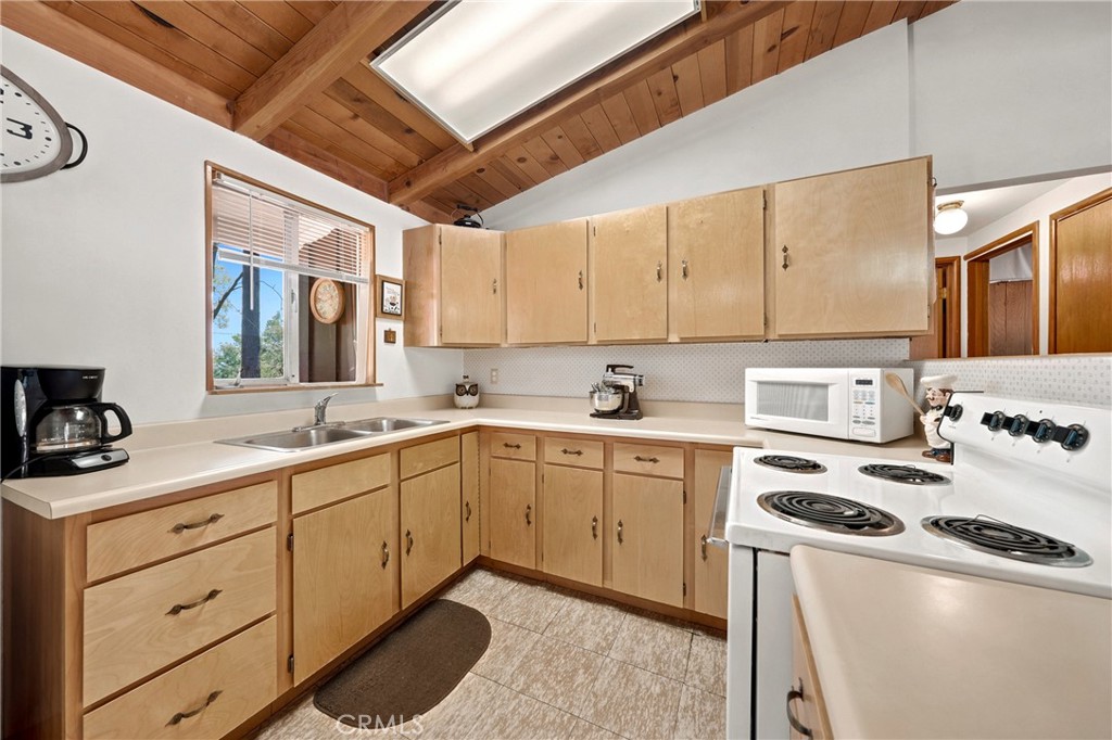 12390 Ridge Road Middletown, CA 95461 - Photo 12 of 41