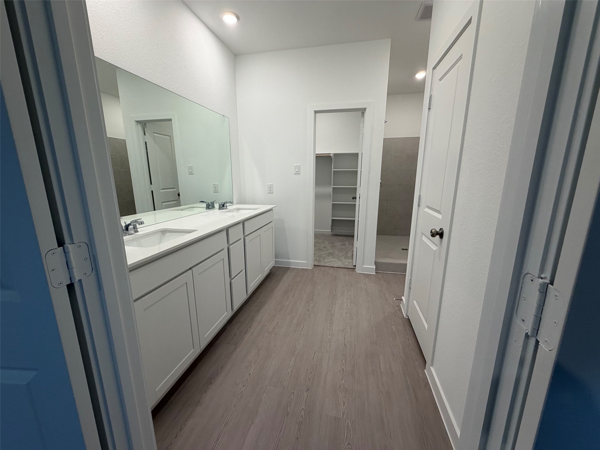 2514 Rose Gold Drive Rosharon, TX 77583 - Photo 13 of 27 a bathroom with a sink a mirror and a shower