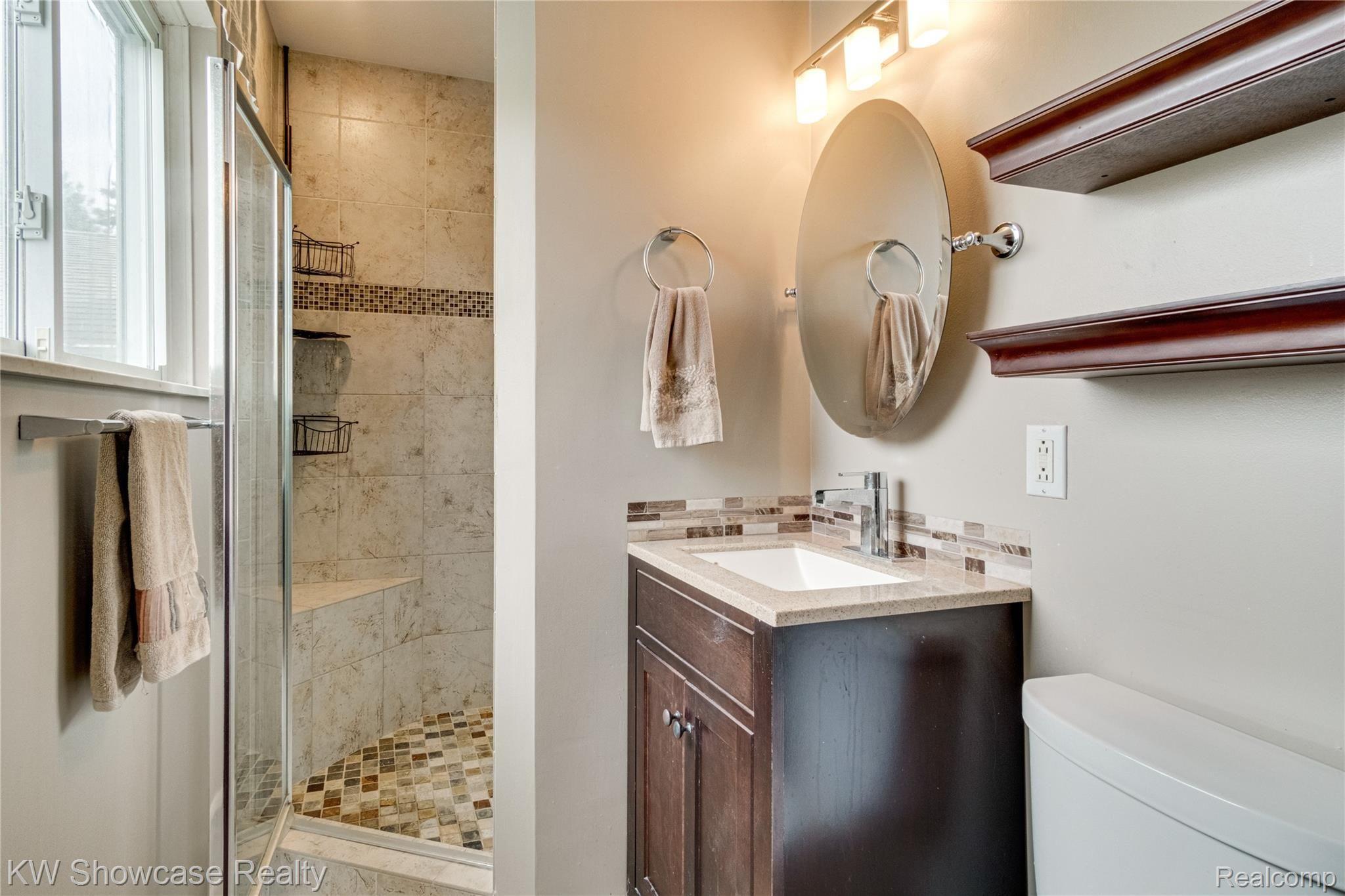 3045 Porter Road White Lake, MI 48383 - Photo 13 of 26 Masterbathroom.jpg