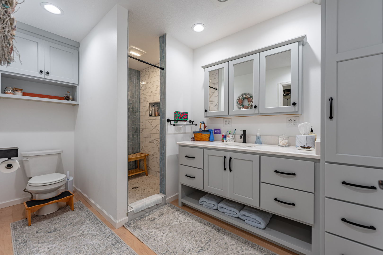 102 Sunset Lane Prophetstown, IL 61277 - Photo 20 of 41 a spacious bathroom with a double vanity sink and a mirror