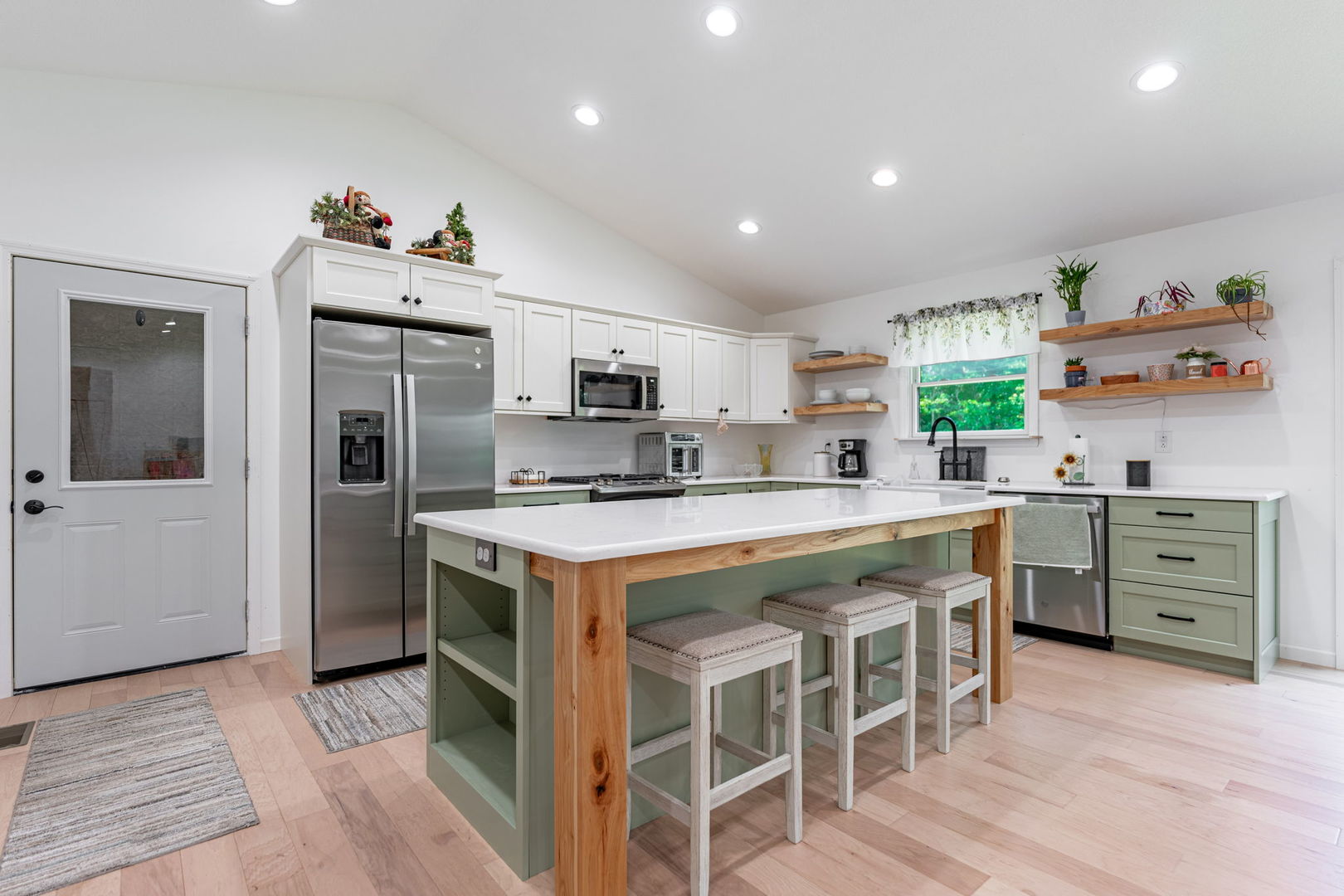 102 Sunset Lane Prophetstown, IL 61277 - Photo 9 of 41 a kitchen that has a lot of cabinets in it and appliances