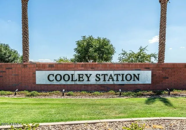 a sign that is sitting in front of a building