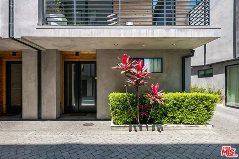 $1,599,000 | 4425 North Studio Place, Studio City, CA 91602