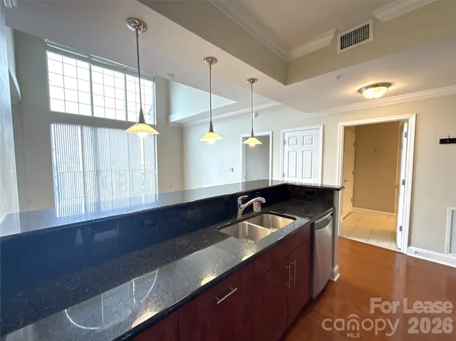 $2,350 | 300 West 5th Street, Unit 706, Charlotte, NC 28202