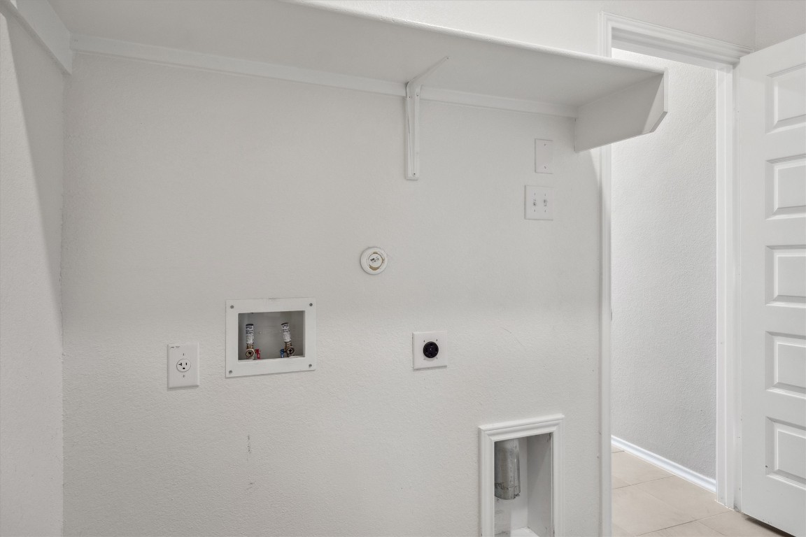 925 Yellow Ribbon Trail Jarrell, TX 76537 - Photo 14 of 35 a view of bathroom