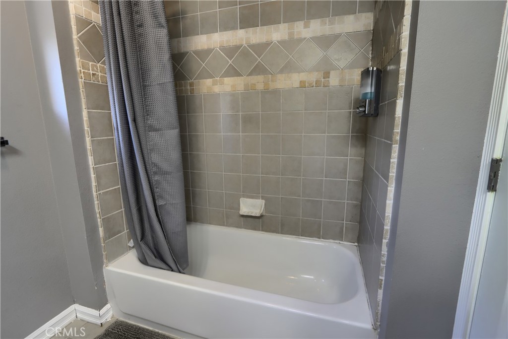 5197 Colorado Road Midpines, CA 95345 - Photo 34 of 47 a bathroom with a bathtub