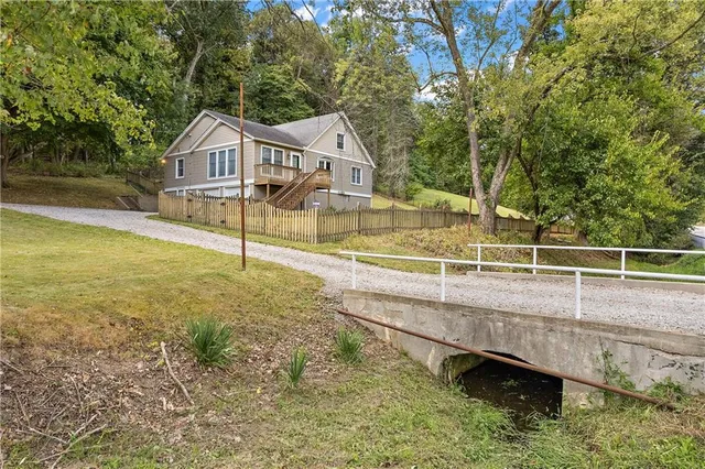 a view of a house with backyard