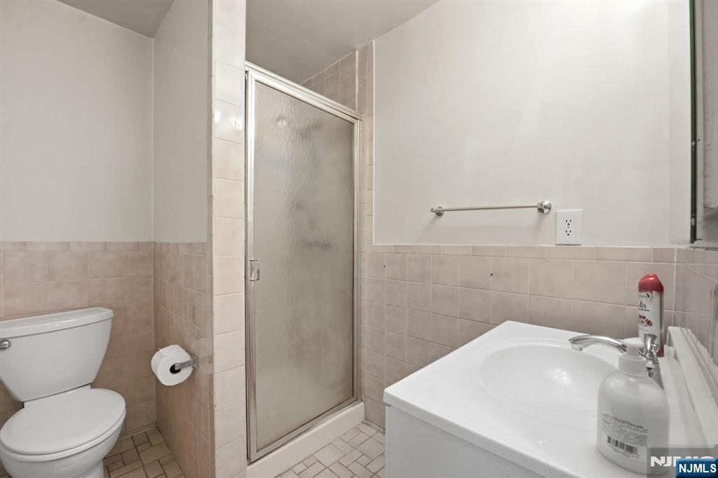 674 Berkeley Avenue Orange, NJ 07050 - Photo 13 of 30