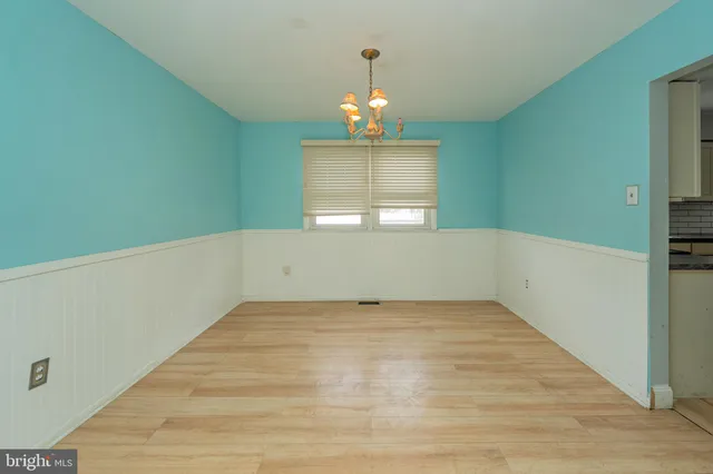 a view of empty room with window